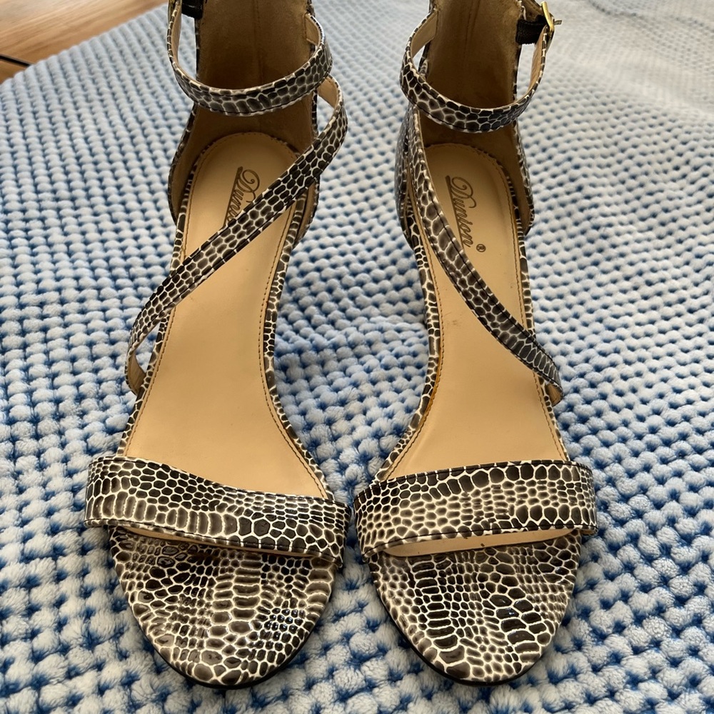 Dunion Black and White Strappy Sandals